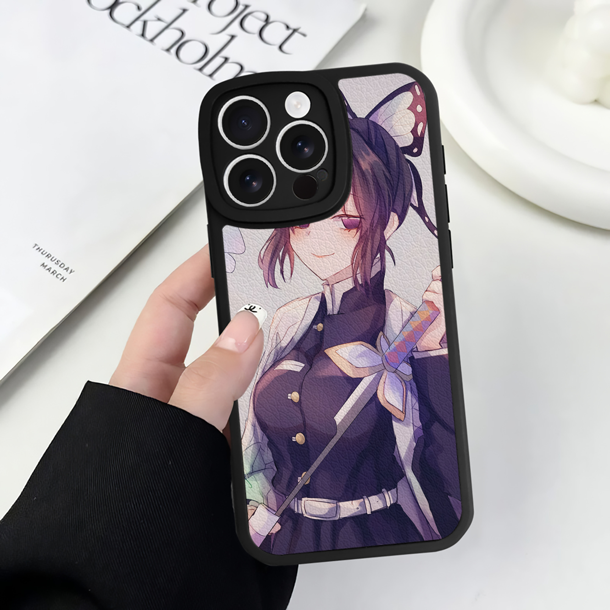 （画像用） 鬼滅の刃（きめつのやいば）蟲柱-胡蝶 しのぶ／こちょう しのぶ Kochou Shinobu 【iPhone 16シリーズ対応】シリコンスマホケース（レザー調） 材質：シリコン
